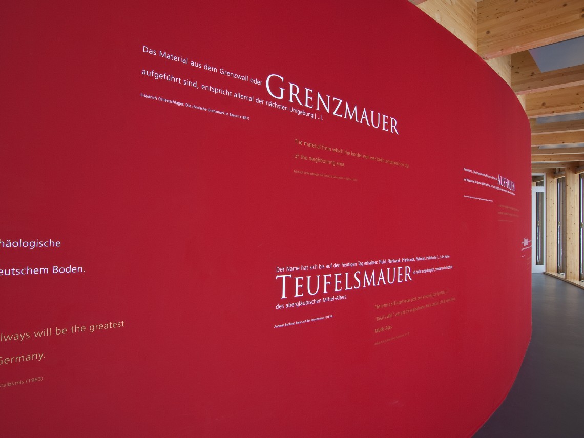 Eleitende Informationen und Aussprüche zum Thema Limes auf eine rote Wand gedruckt