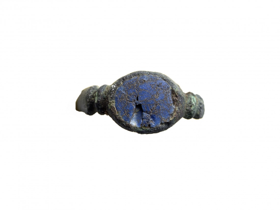 Ring mit einem Stein aus blauer Glaspaste