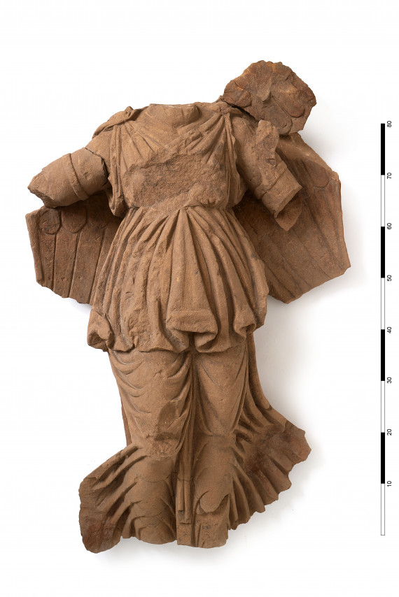 Sandstein Statue, Körper einer weiblichen Figur mit Flügeln. Kopf, unterarme und Füße Fehlen. Beschädigungen am Torso.