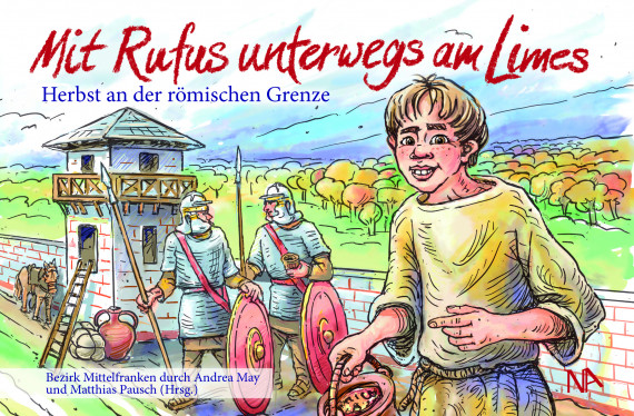 Cover des Buches „Mit Rufus unterwegs am Limes. Herbst an der römischen Grenze“ Der mit einer einfachen Tunika gekleidete Rufus schaut den Betrachter an. Hinter ihm stehen zwei römische Soldaten. Dahinter der in Stein ausgebaute Limes samt Wachturm. Darüber blickt man in das bewaldete herbstliche Barbaricum.  Autorenkennzeichnung in der unteren linken Ecke „Bezirk Mittelfranken durch Andrea May und Matthias Pausch (Hrsg.)“
